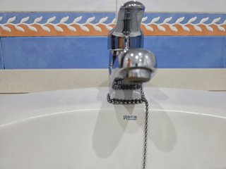 Mueble de baño con lavabo y grifo
