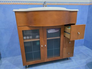 Mueble de baño con lavabo y grifo