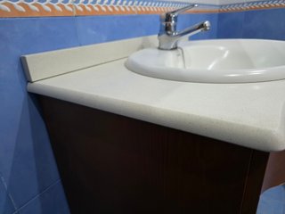 Mueble de baño con lavabo y grifo