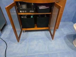 Mueble de baño con lavabo y grifo