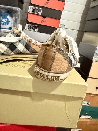 Zapatos Burberry Talla 41 Beige/Rojo