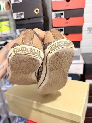 Zapatos Burberry Talla 41 Beige/Rojo
