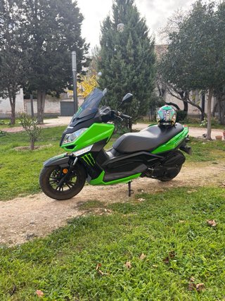 Moto Scooter Negra y Verde