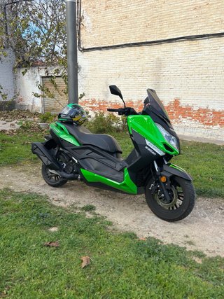 Moto Scooter Negra y Verde