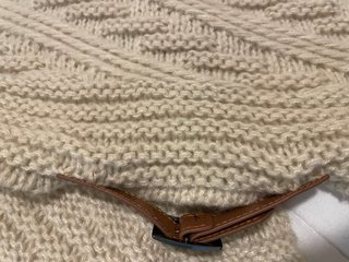 Poncho Tejido Beige con Hebilla