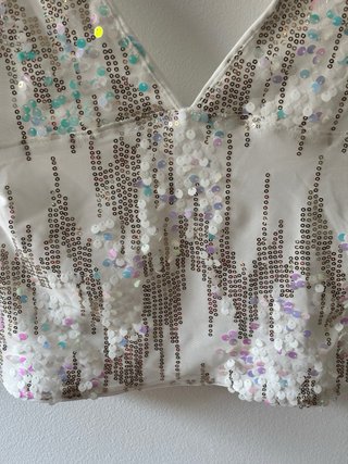 Top blanco lentejuelas