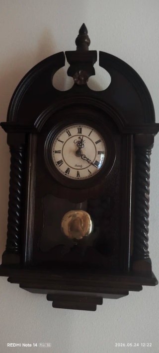 Reloj de pared antiguo de madera
