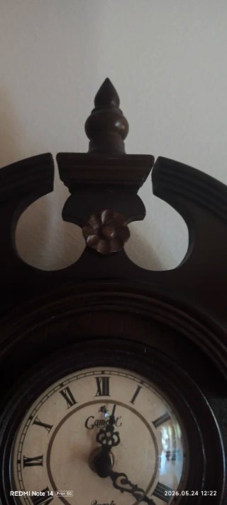 Reloj de pared antiguo de madera