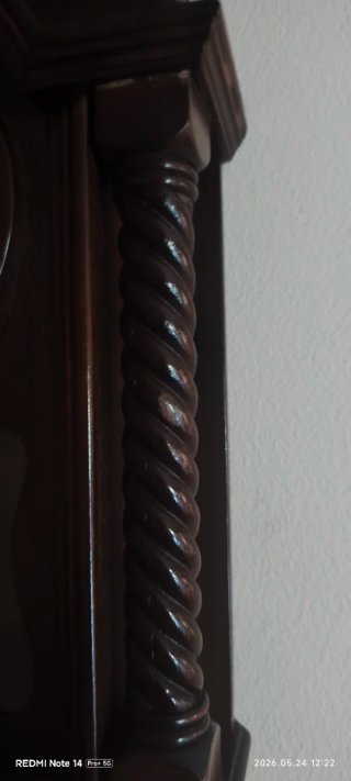 Reloj de pared antiguo de madera