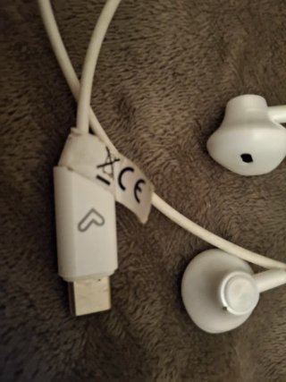 Auriculares blancos con conector USB-C