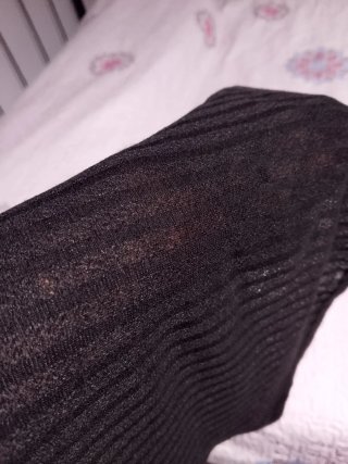 Camiseta negra hombros descubiertos