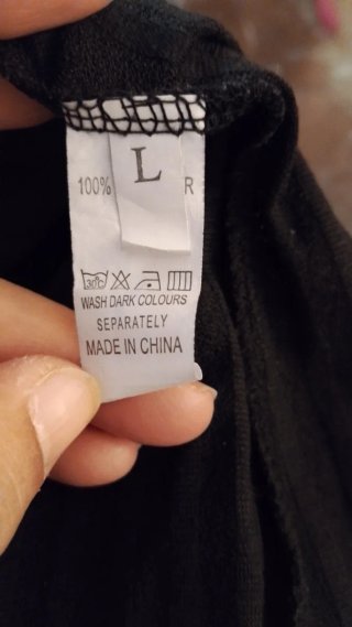 Camiseta negra hombros descubiertos