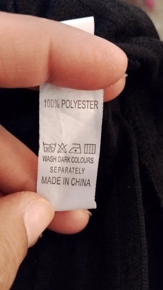 Camiseta negra hombros descubiertos