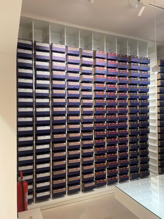 Mobiliario Tienda: Luces y Estantes