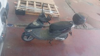 Moto Scooter Negra y Gris Automática