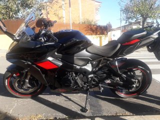 Suzuki GSX S1000GT Negra y Roja