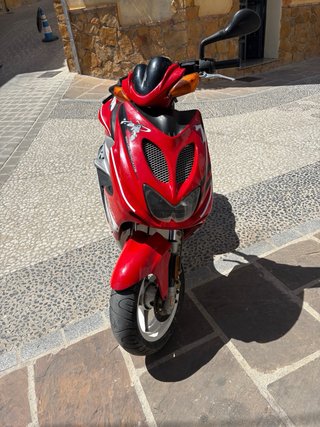 Yamaha Aerox Roja y Blanca