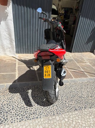 Yamaha Aerox Roja y Blanca