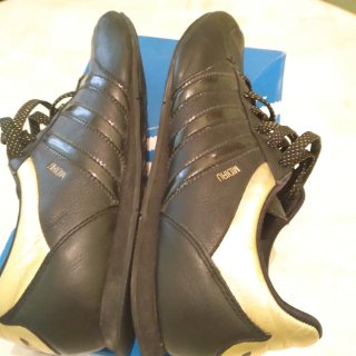 Zapatillas Adidas Negras con Detalles Dorados