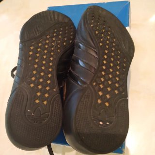 Zapatillas Adidas Negras con Detalles Dorados