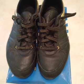 Zapatillas Adidas Negras con Detalles Dorados