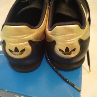 Zapatillas Adidas Negras con Detalles Dorados