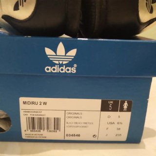Zapatillas Adidas Negras con Detalles Dorados