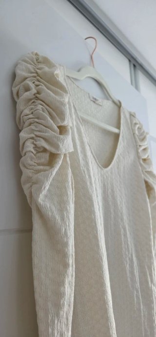 Camiseta Slowlove beige mangas abullonadas