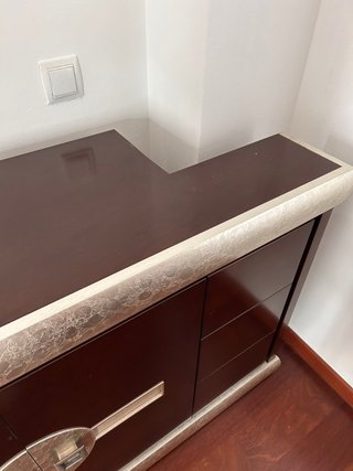 Consola madera oscura y plateada
