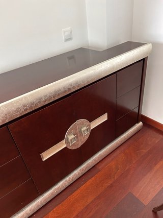Consola madera oscura y plateada