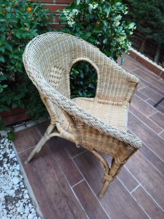 Silla de mimbre y madera