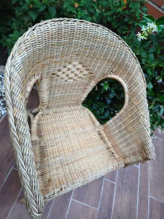 Silla de mimbre y madera