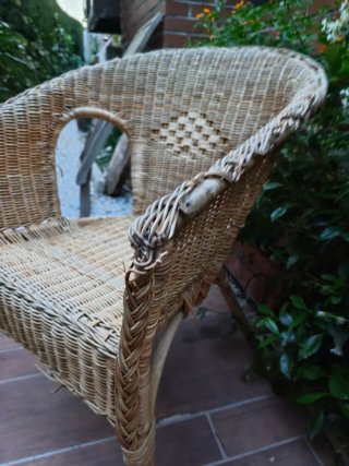 Silla de mimbre y madera