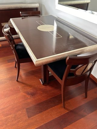 Mesa de comedor madera oscura y detalle plateado