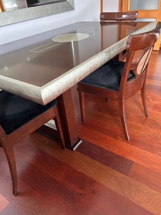 Mesa de comedor madera oscura y detalle plateado