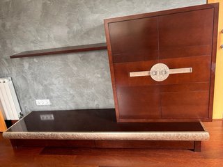 Mueble TV madera oscura detalle plateado