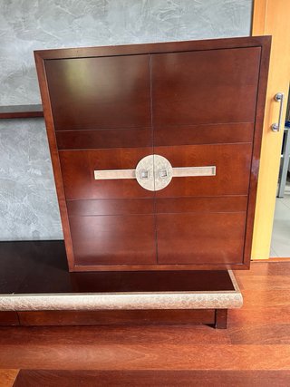 Mueble TV madera oscura detalle plateado