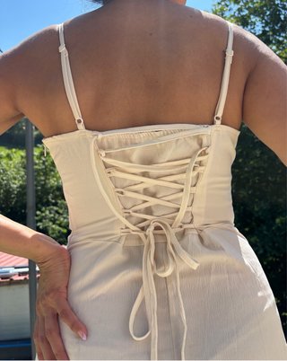 Vestido largo beige estilo corset