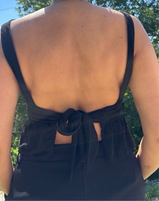 Top negro brillante escote V