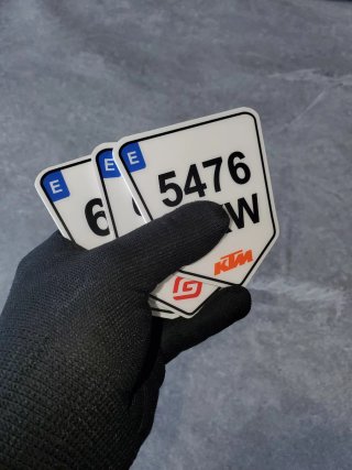 Matriculas de enduro personalizadas. Duráveis.