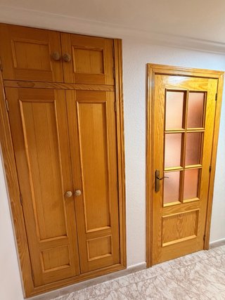 Puerta madera pino con cristal y ciegas.