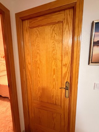 Puerta madera pino con cristal y ciegas.