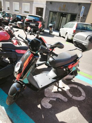 Moto Eléctrica NIU MQI+ SPORT Negra/Roja