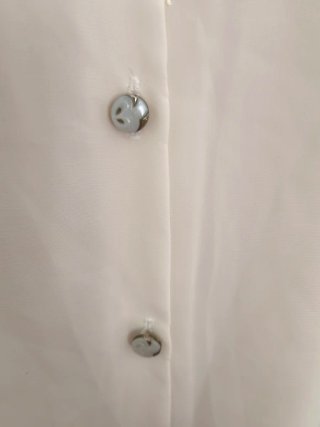 Blusa branca com bordado e botões