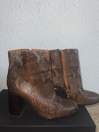 Botines de tacón piel efecto serpiente
