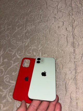 iPhone 12 Verde y Funda Roja