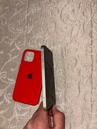 iPhone 12 Verde y Funda Roja