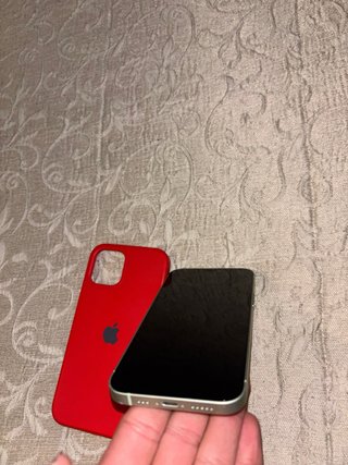 iPhone 12 Verde y Funda Roja