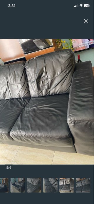 Sofá de piel negro/SKOGABY de IKEA.