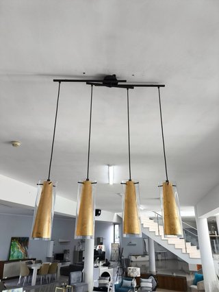Candeeiro de exposição dourado e transparente